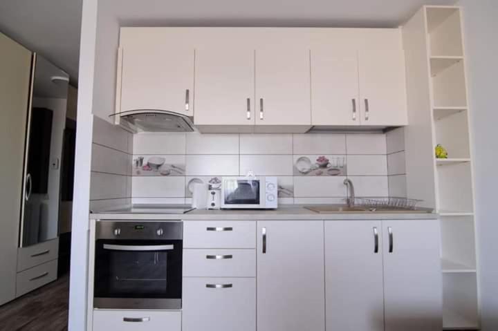 Studio Karina Constanta Luaran gambar